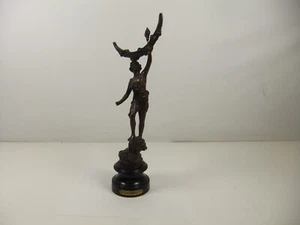La Force Frau trägt Flamme stehend auf Löwe Bronze Spelter Statue Französisch - Bild 1 von 11
