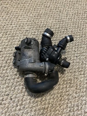 08 09 10 Unidad de montaje de carcasa termostato bomba de agua eléctrica OEM BMW 528I  Foto 1 de 4