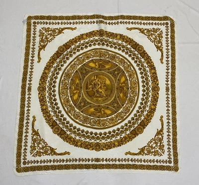 Incrível seda branca sem marca com padrão barroco e medusa dourado 33/35 pol. muito bom estado - Imagem 1 de 4