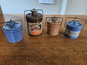 Vasos de queso vintage de gres esmaltado con fianzas y tapas de alambre, lote de 4 - Imagen 1 de 10