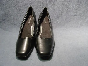 WOMENS BLACK PUMPS  SZ 8 1/2M  CUSHIONED INSOLES, RUBBER NON SKID SOLES      - Picture 1 of 6