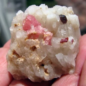 RHODOCHROSITE RED CRYSTALS, HUEBNERITE & QUARTZS from PERÚ............OLD STOCK. - Picture 1 of 12