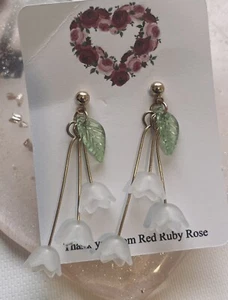 NEW gold tone drop earrings Resin white Multi Tulips Green Leaf Pretty 💫retro - Picture 1 of 4