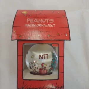 Hallmark 1977 "PEANUTS" Satin Ball Ornament with Dog House Box w/ Price Tag - Picture 1 of 6