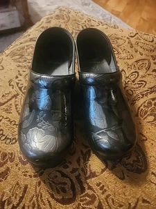 Dansko Pewter Floral Black Patent Leather Work Clogs Womens US 8.5-9 EUR 39-5889 - Picture 1 of 10