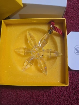 Swarovski Exclusivamente en Macy's 2024 Cristal Copo de Nieve Ornamento Foto 1 de 4
