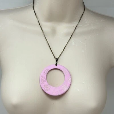 Collar Cadena Tono Bronce con Grande Disco Madera Rosa Donut Colgante Grabado 18" Foto 1 de 4