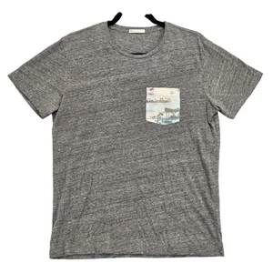 Camiseta Marine Layer Hombres Pequeña Firma Gráfica Bolsillo SS Gris Jaspeado - Imagen 1 de 5