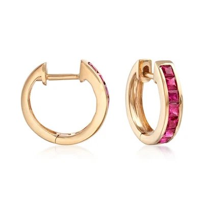 0,80 ct. t.w. Pendientes tipo argolla Huggie de rubí en oro amarillo de 14kt. 3/8 pulgadas Foto 1 de 4