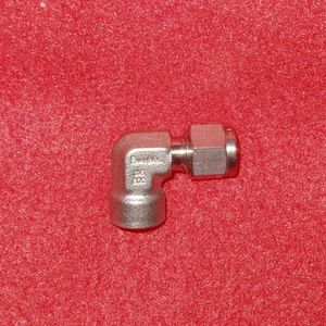 Codo hembra Swagelok SS, 1/4""T X 1/8"" FNPT, SS-400-8-2 - Imagen 1 de 1