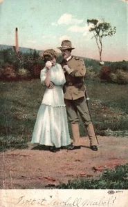 Postal de colección 1909 pareja amantes ejército militar esposo y esposa arte llorando - Imagen 1 de 2