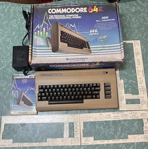 Sistema informático personal Commodore 64 vintage con caja original encendido - Imagen 1 de 10