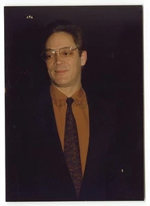 Raul Julia - Vintage Candid von Peter Warrack - bisher unveröffentlicht - Bild 1 von 1