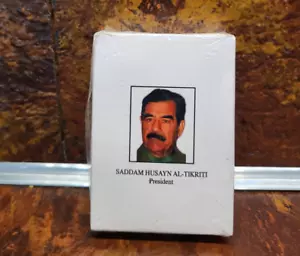 Carte da gioco irachene più ricercate - NUOVE - sigillate - militari - Saddam Husayn - Foto 1 di 4