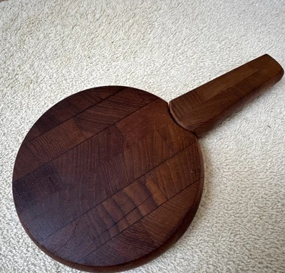 Tabla de cortar queso de teca Dansk vintage Jens Quistgaard para cuchillo incorporado Foto 1 de 4