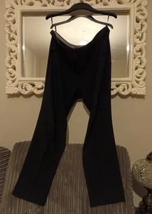 Kurze schwarze Damenhose Größe 16 von M&S - Bild 1 von 7