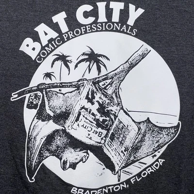 Camiseta Bat City Comic Book Shop Florida Pequeña 60/40 Distrito Muy Importante Foto 1 de 4