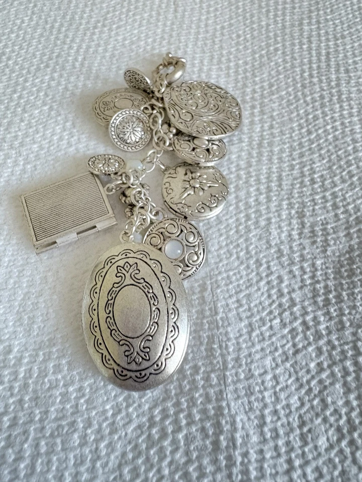 Medallones Premier Designs Near and Dear solamente Foto 1 de 4