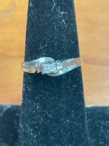 Diamond Engagement Ring .10 CT. 10K White Gold 1.84g Size:6.5 (QUC022403) - Picture 1 of 3