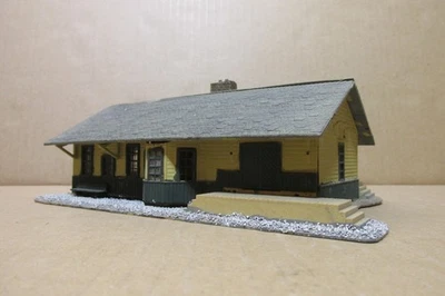 HO МАСШТАБ TYCO ЗЕЛЕНЫЙ И СВЕТЛО-КОРИЧНЕВЫЙ ЖЕЛЕЗНОДОРОЖНАЯ СТАНЦИЯ - Изображение 1 из 2