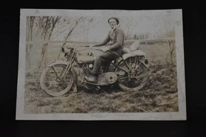 Foto antigua hombre con motocicleta vintage - C1925 - 2 1/4" x 3 1/4" - Imagen 1 de 1