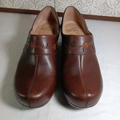 Zuecos para mujer Dansko de cuero marrón floral en relieve zapatos 38 EE. UU. 8 cómodos Foto 1 de 4