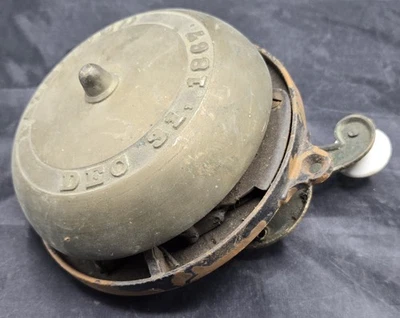 Timbre mecánico Taylor antiguo de hierro fundido y latón 31 de diciembre de 1867 funcionando Foto 1 de 4