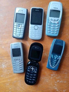 JOB LOT DE CINQ TÉLÉPHONES PORTABLES NOKIA VINTAGE + UN LG - Photo 1/3