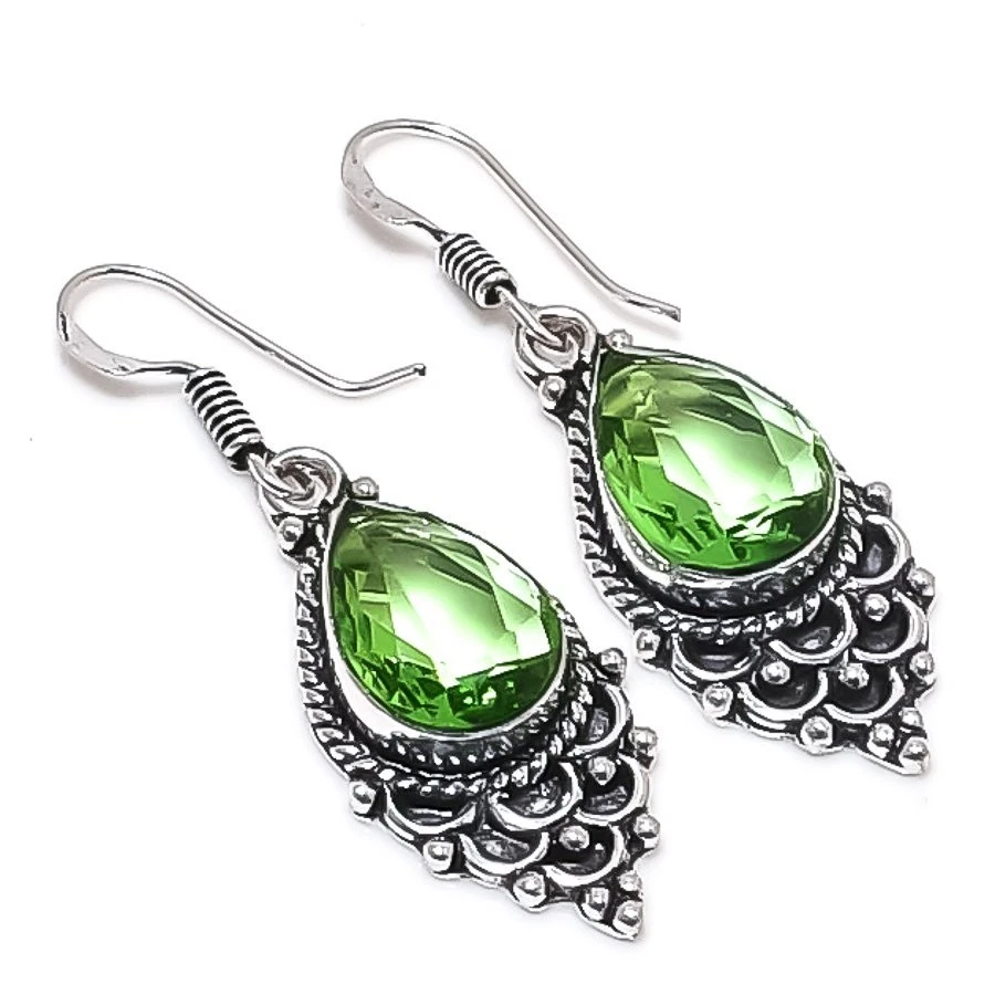 Pendiente de joyería de plata de ley 925 hecho a mano con piedras preciosas de tsavorita verde tamaño 1,7" Foto 1 de 1