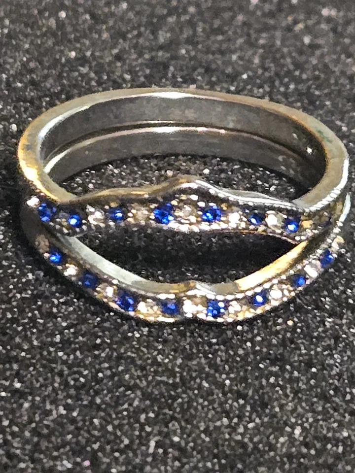 Anillo potenciador envolvente protector de diamantes y zafiros simulados de 1 quilate enchapado en oro blanco de 14 k Foto 1 de 4