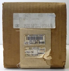 United Electric Controls J400 442 95131 Pressure Switch, 0-20" WC - Picture 1 of 4