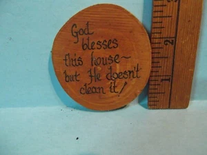 Sammlerstück Küchenmagnet Holz 2,5 Zoll Gott segne dieses Haus/Er putzt nicht. - Bild 1 von 4