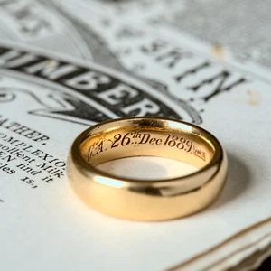 INCREDIBLE ANTIQUE ENGLISH VICTORIAN 18K GOLD WEDDING BAND BOXING DAY 1889 - Picture 1 of 7