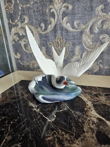 Royal Crown Derby Bird Figurine On A Wave " Tern" Porcelain Collectable Figure - Picture 1 of 9