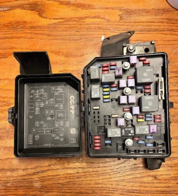2006 2007 Chevrolet Impala Under Hood Fuse Box 3.5L Engine - Image 1 of 4