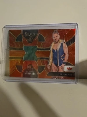 2 reliquias de tapete Topps WWE 2021 y una muestra selectiva Panini 2024. Foto 1 de 4