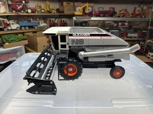 1/24 ALLIS-CHALMERS GLEANER N6 60th Anniversary Special Edition Combine 1983 - Picture 1 of 8