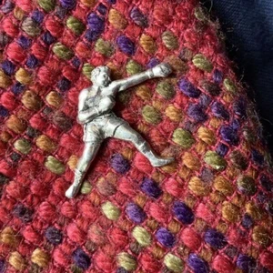 BROCHE BOXER FIGHTER PEWTER INSIGNIA BROCHE SOLAPA ROJA CAJA DE REGALO CUMPLEAÑOS NAVIDAD REGALO - Imagen 1 de 4