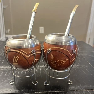 2 calabazas de yerba mate talladas con soportes con 2 pajitas de alpaca no es un juego a juego - Imagen 1 de 24