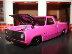 Camión Dodge SRT 1976 carrocería cuadrada edición personalizada 1/64 rosa intenso camioneta M2 rebajada - Imagen 1 de 4