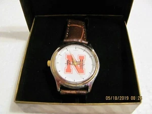 Neu Nebraska Cornhuskers Quarzuhr mit braunem Lederband - in OVP - Bild 1 von 6