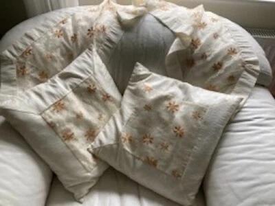 TABLE RUNNER AND TWO CUSHIONS WITH MATCHING COVERS - Image 1 of 4