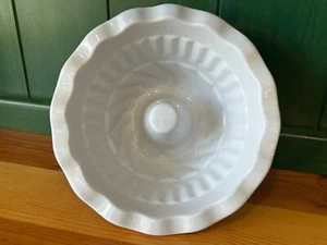 emile henry ceramic bundt pan - Picture 1 of 5