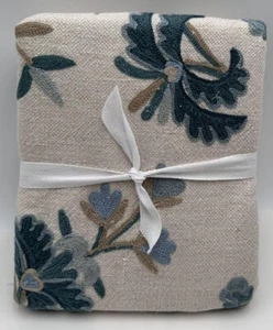 Fienile in ceramica Liana Crewel lancio da tavolo ricamato ~ 50" x 50" ~ blu - Foto 1 di 2