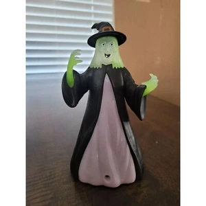 Figura de plástico con sonido de cacareante luces activadas por movimiento de bruja de Halloween de 5,75" de alto - Imagen 1 de 5