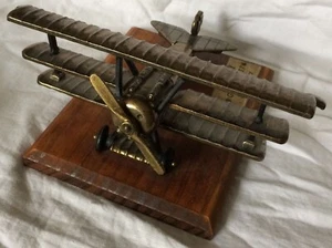 Modelo de avión "Fokker Dr. I" de latón, montado en madera - Imagen 1 de 6