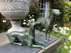 Ein Paar Vintage Bronze Windhunde/Whippet Hunde sitzend & stehend 30 cm & 20 cm - Bild 1 von 17