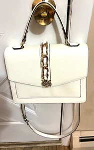 Precioso bolso de hombro de cuero blanco de Aldo con cierre de cabeza de león cadenas de latón - Imagen 1 de 6