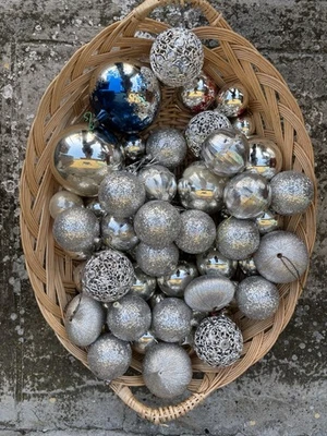 55 Palline Per Albero Di Natale Color Argento In Vetro E Plastica 6,5 Cm - Immagine 1 di 4