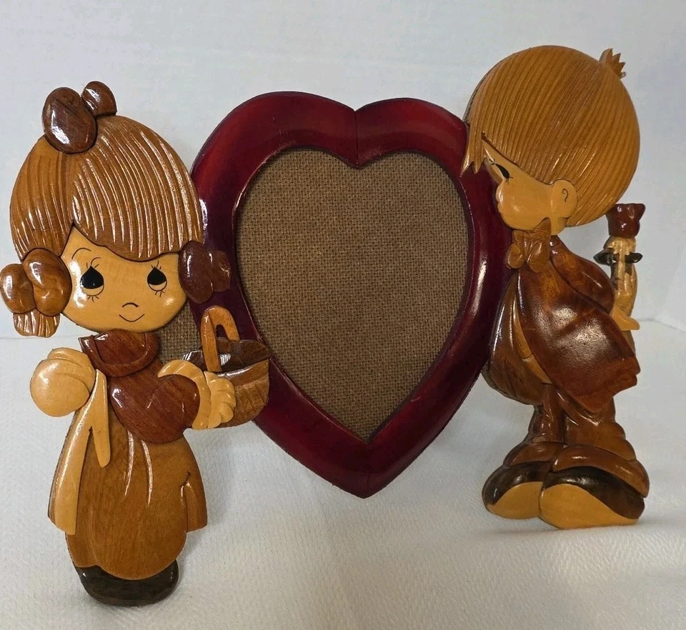 Marco de fotos tallado en madera de intarsia de colección niño niña corazón 12x9 raro usado en excelente estado Foto 1 de 4